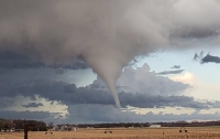В США торнадо сносит дома (видео)