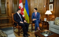 Премьер-министр Украины подарил премьер-министру Канады набор украинских носков