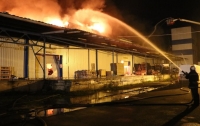 Ночью в Киеве загорелся склад полимерных материалов
