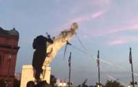 В США протестующие снесли и сбросили в залив мраморный памятник Колумбу