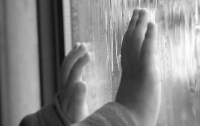 В Николаеве 2-летний малыш выпал из окна многоэтажки