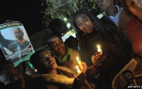 Жители ЮАР молятся за Манделу у его дома