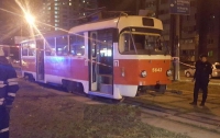 Смертельное ДТП в Киеве: под колеса трамвая попали мать и ребенок