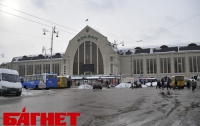 На киевские вокзалы людей впускают – только через подземные переходы