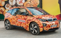 BMW посвятила новый арт-кар макаронам и туалетной бумаге