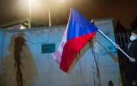 В Праге стены посольства России облили 