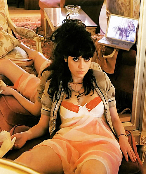 Зои Дешанель, растормошила, Джима Керри, на музыкальных полках, супермаркетов, появились DVD диски, с комедией, Всегда говори Да, в которой голливудская актриса, помогает Джиму Керри, изменить его жизнь, на сто восемьдесят градусов