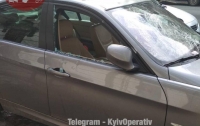 В Киеве рухнувшая глыба льда растрощила авто