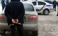 В Киеве парень торговал суррогатным алкоголем из авто