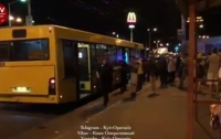 В Киеве подвыпивший мужчина устроил в автобусе драку со стрельбой