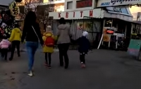 Пьяную мать отвели домой малолетние дети (видео)