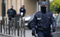 Вооруженный грабитель в Париже взял в заложники семь человек
