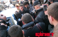 Киевские бритоголовые отобрали у людей бело-голубые презервативы, а потом милиция задержала ограбленных