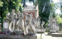 Польские студенты хотели поджечь историческое кладбище во Львове?