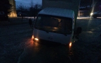 Грузовик во Львове провалился под асфальт, в результате чего на месте прорвало канализацию