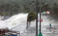 Жертвами тайфуна на Филиппинах стали не менее ста человек