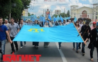 Колонны крымских татар прошли по Симферополю в День депортации (ФОТО)