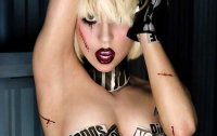 Леди Гага запрыгнула на фаната и рухнула со сцены
