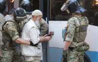 В Крыму возле здания ФСБ прошли массовые задержания
