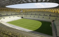 Из-за УЕФА на польском стадионе спешно укладывают новый газон 