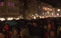 После группового изнасилования девушки в Германии прошли протесты (видео)