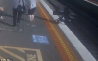 Родители не заметили, как коляска с малышом упала на рельсы (видео)