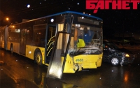 В Киеве минивен протаранил троллейбус с пассажирами (ВИДЕО)