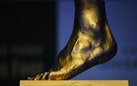 8 марта с аукциона продадут золотую копию ноги Месси
