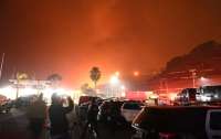 Пожар в Лос-Анджелесе вынудил десятки тысяч человек эвакуироваться