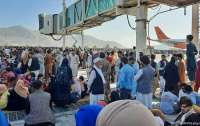 Несколько стран предостерегли своих сограждан от поездок в аэропорт Кабула