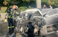ДТП в Киеве на Набережном шоссе: одна иномарка загорелась, в другой пострадала пенсионерку