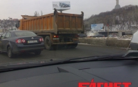 Неторопливые работяги заблокировали мост Патона (ФОТО)