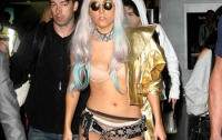Lady GaGa явилась в аэропорт в нижнем белье (ФОТО)