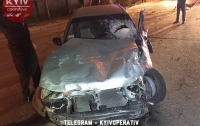 В Киеве ночью пьяный водитель снес три гаража