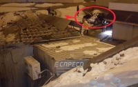 В Киеве авто свалилось на головы пешеходов с 10-метровой высоты