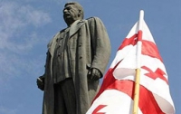 В Грузии демонтировали памятник Сталину