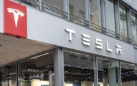 Tesla намерена запустить службу беспилотного такси в следующем году