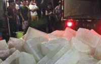 Китайским студентам выдают огромные куски льда для спасения от жары