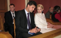 В театре Тимошенко была в жемчугах и с высоким брюнетом