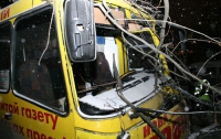 В Дарницком районе в результате прорыва канализации маршрутка врезалась в дерево