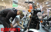 Как киевляне любуются мотоциклами на «Мотобайк-2012» (ФОТО)