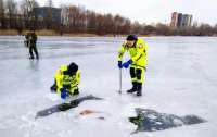 В Киеве спасателям пришлось изо льда вырезать тело человека