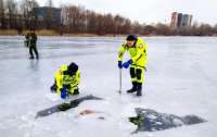 В Киеве спасателям пришлось изо льда вырезать тело человека