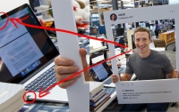 Глава Facebook борется с хакерами при помощи скотча