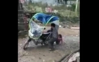 Отец привязал дочь к мопеду и протащил по дороге за отказ идти в школу