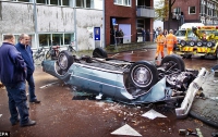 В Нидерландах автомобиль упал с третьего этажа многоэтажной стоянки (ФОТО)