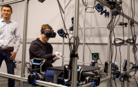 Цукерберг презентовал перчатки виртуальной реальности