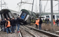 При сходе поезда с рельсов под Миланом погибли трое и пострадали 100 человек