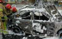 На Печерске в Киеве прямо на дороге дотла сгорела Skoda
