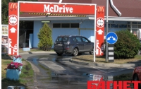Кто уберет  мусор и объедки  возле МакДональдса? (ФОТО)